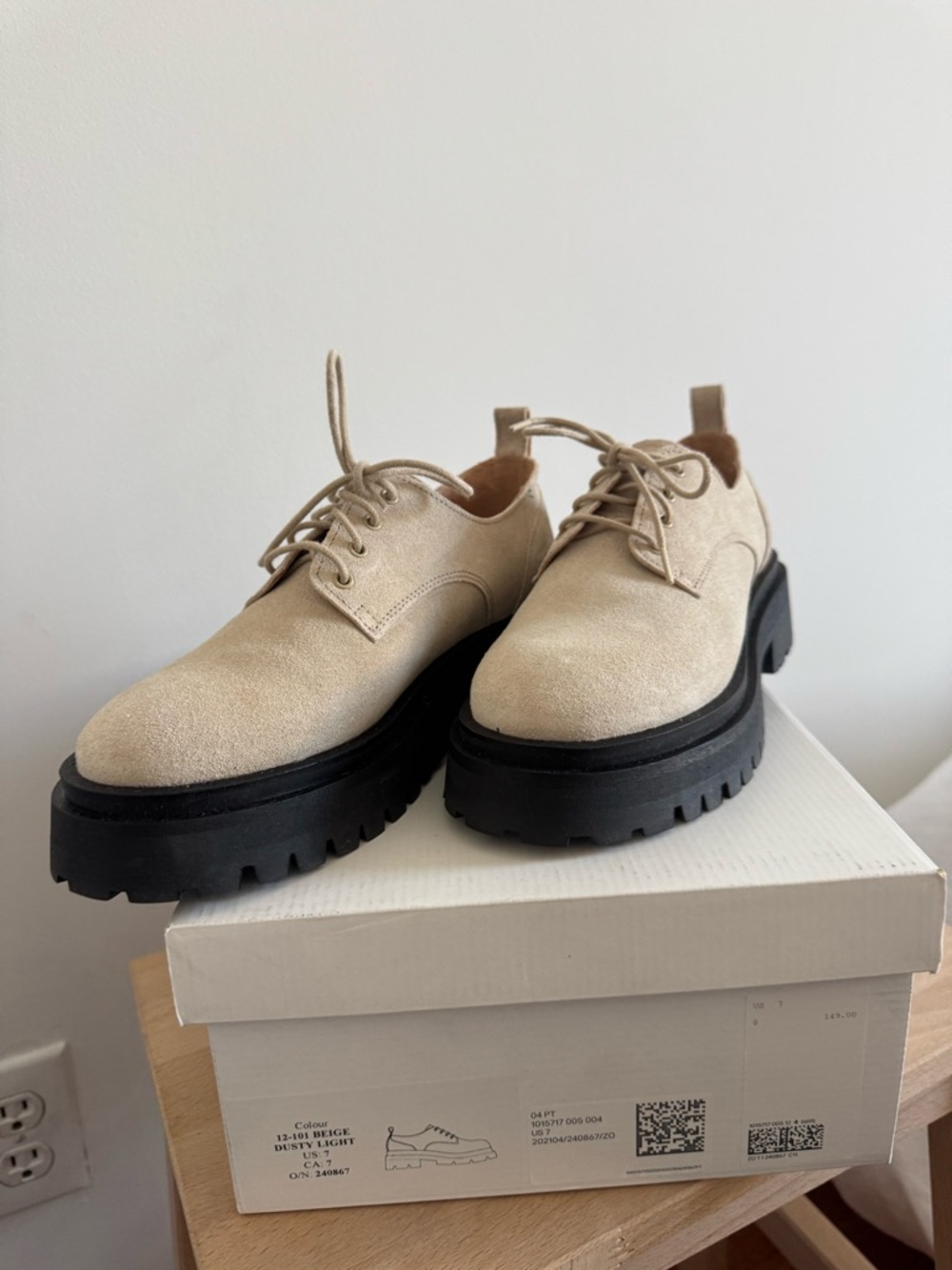 & Other Stories Beige Suede Lace-Up Women's Oxford Shoes with Chunky Black Sole - Picture 4 of 11